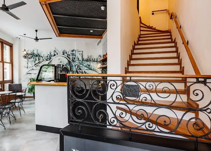 Djumba & Cafe ホテル